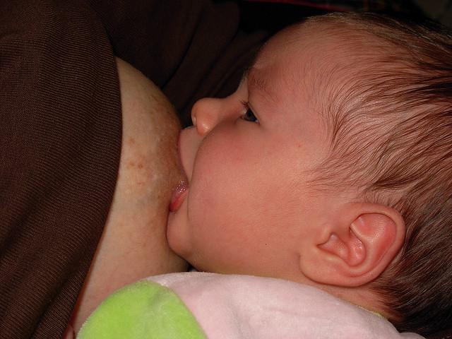 Allattamento al seno, come attaccare bene il bambino