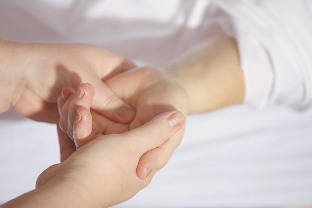 Mani gonfie: le 6 cause più comuni