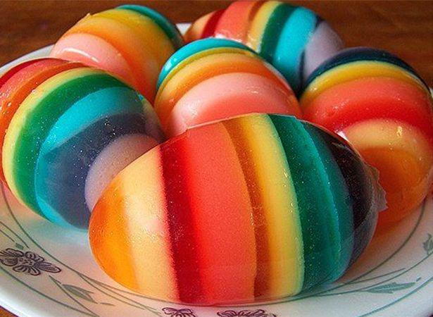 Uova di Pasqua colorate da mangiare