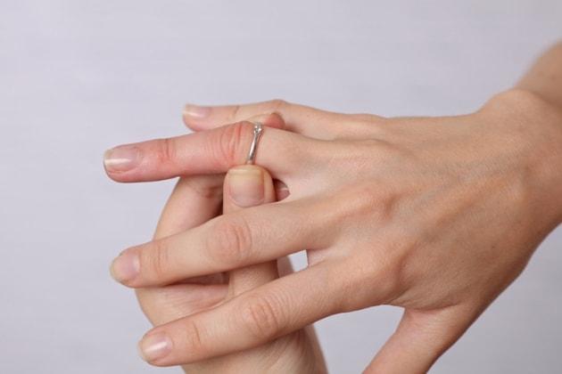Perché si gonfiano le dita della mano? Ecco 10 possibili cause