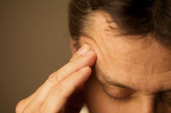 Emicrania: come riconoscerla da un comune mal di testa