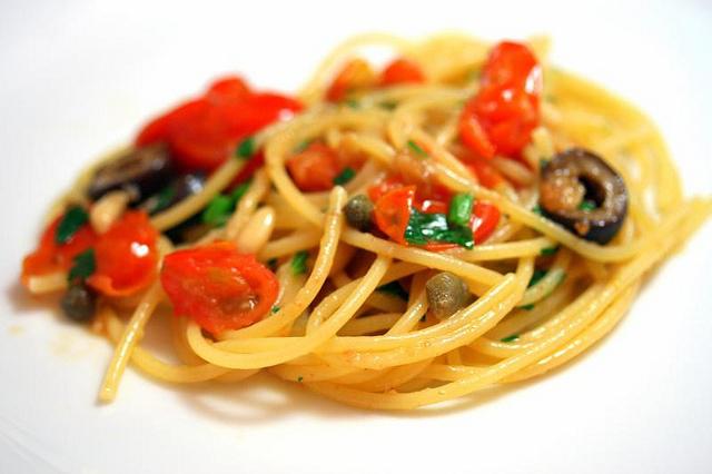 Spaghetti estivi con acciughe e olive