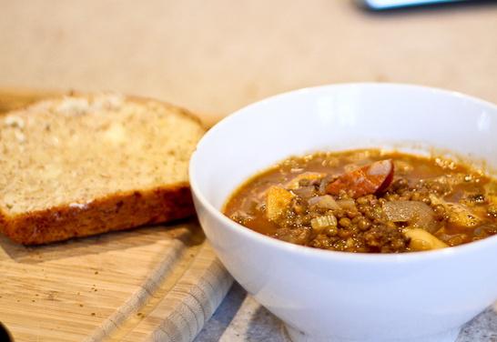 Ricette con i legumi: zuppa di lenticchie e mele rosse